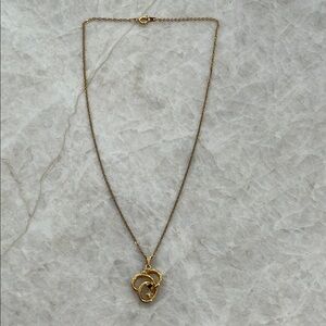 Elegant Gold Pendant Necklace